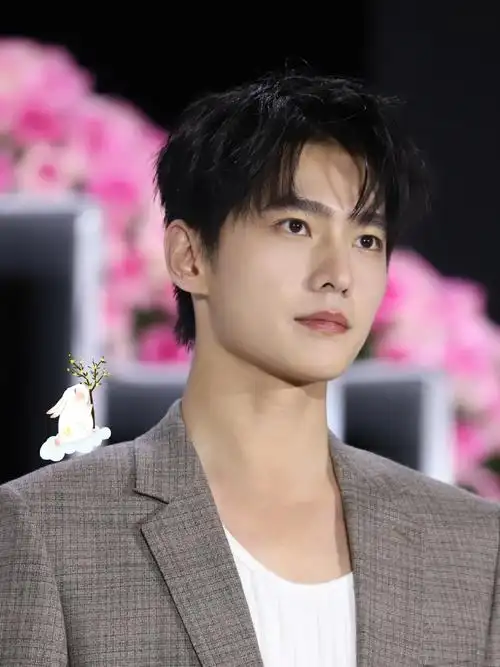 杨洋系个腰带吧#看看这原图直出的纯生图,不愧是杨不修好自律的大