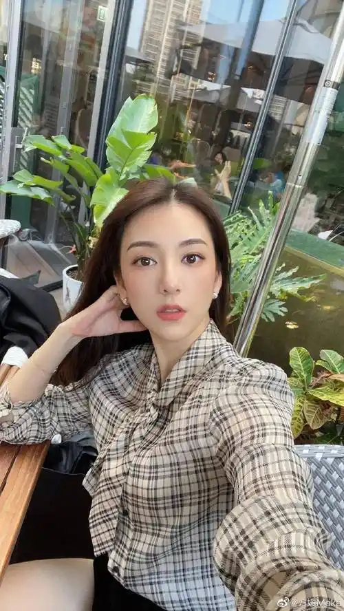 原创郭富城娇妻方媛写真大秀美腿雪肤玉貌太惊艳迷人