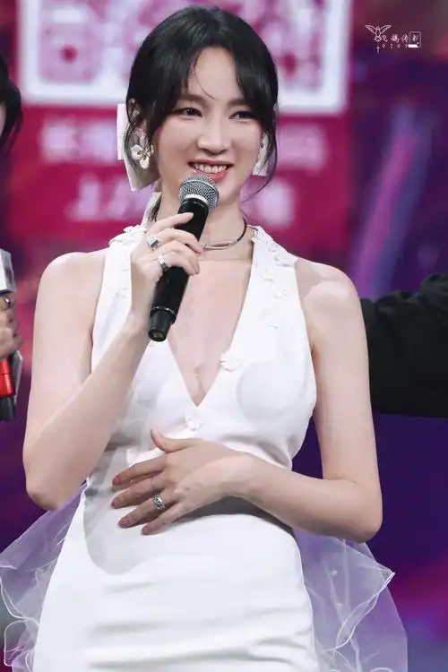 孟佳的穿搭图鉴##中免日上美无止境##中免日上