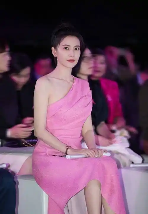 高圆圆回眸的一瞬间太美了,蓝色单肩连衣裙端庄的美让人很震撼 67