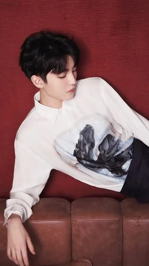 王俊凯牛仔套装机场路透