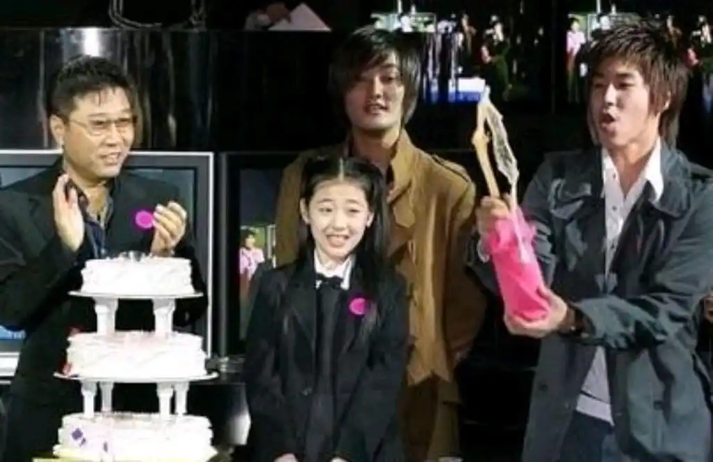 17日雪莉出殡,宋茜出席葬礼,满脸憔悴来送好友一程.