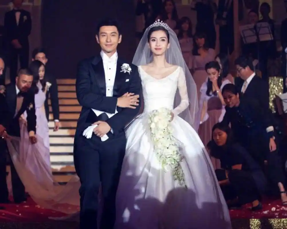 淡然介绍"这是我结婚的地方"  在近期播出的综艺中,angelababy和朋友