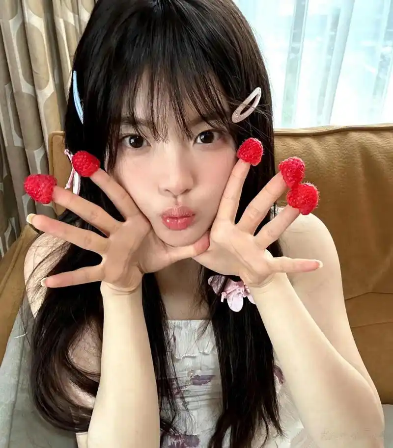 杨超越剪刘海了,是不一样的元气少女