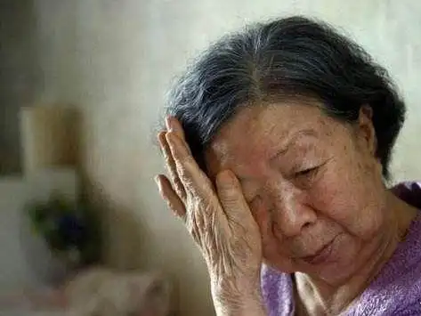 母亲带侄子来家里小住临走婆婆送一个红包回家母亲就哭了