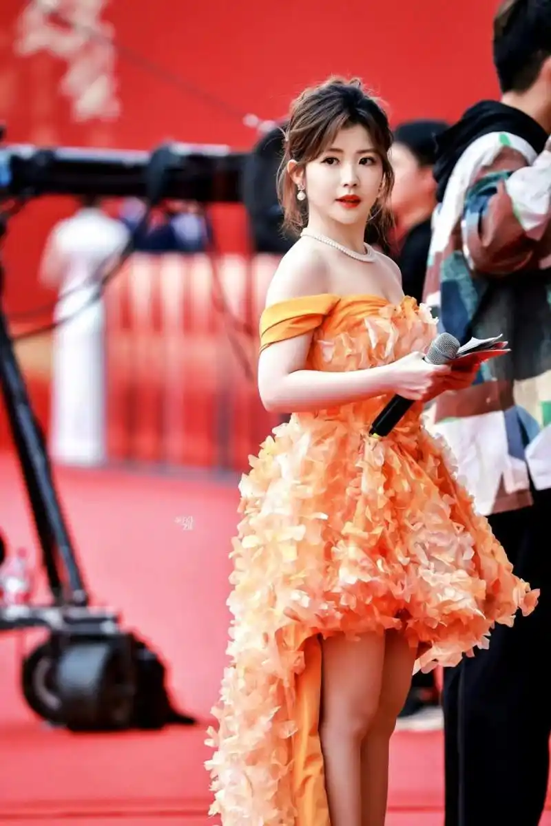 矮个子的跨界主持小七台风不错 小七是一位著名的矮个子跨界主持人,她