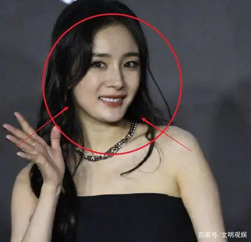 杨幂线下活动生图来袭,小露香肩女人味十足,这脸型我没看错?