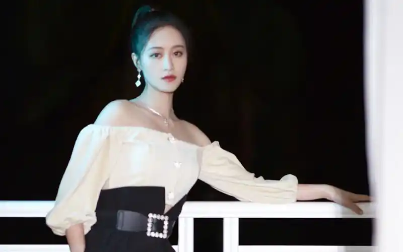 蓝盈莹性感露肩写真图片桌面壁纸