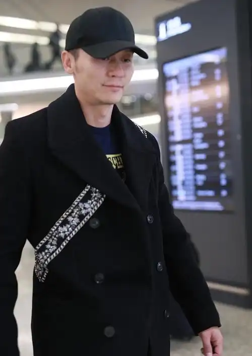 李晨素颜现身机场,眼眶凹陷胡渣明显,容貌苍老了不少