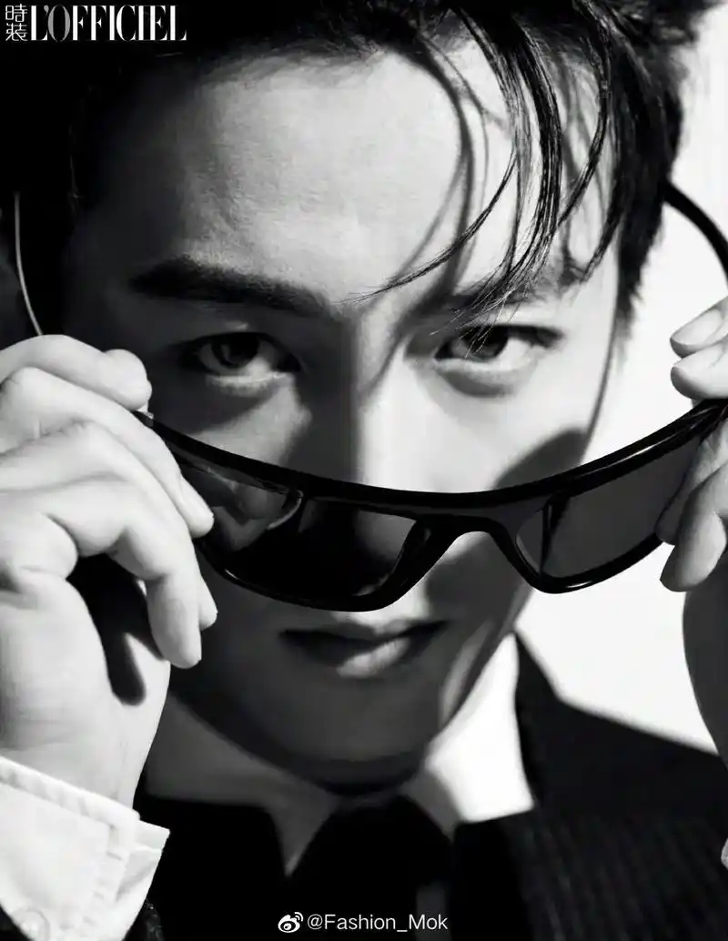 陈晓登上《时装lofficiel》九月刊双封面,身着西装革 - 抖音