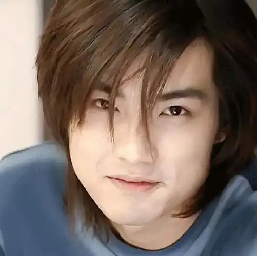 贺军翔晒长发自拍