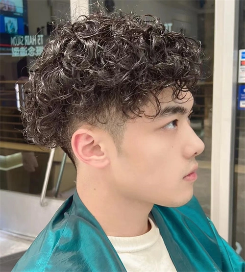 男生帅气羊毛卷 提升颜值和自信_男生烫发 - 美发站