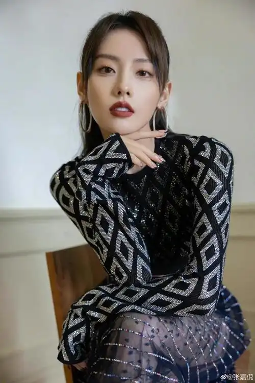 张嘉倪出席阿玛尼活动,这腰太鲨了!