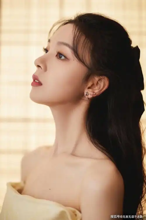 陈瑶抹胸白裙优雅写真太美太仙了