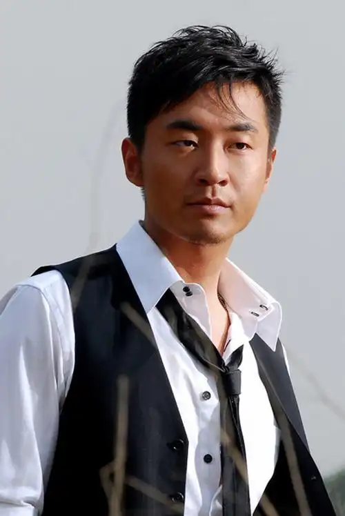 霍亚明三十而立 "性格小生"变成熟男