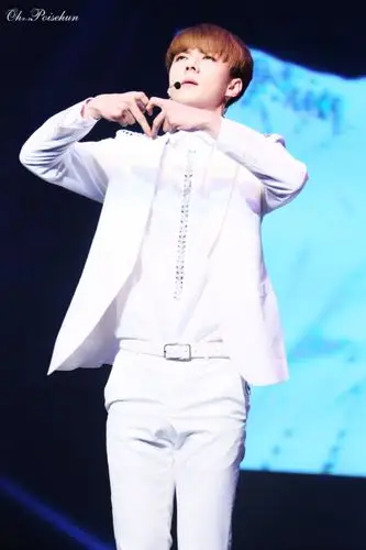 exo 吴世勋 纯白小王子 比心 cr:logo