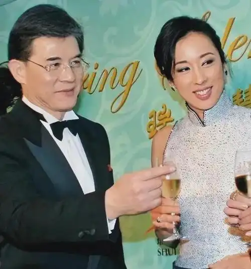 朱玲玲和罗康瑞结婚时两人满脸幸福甜蜜全程笑容满面