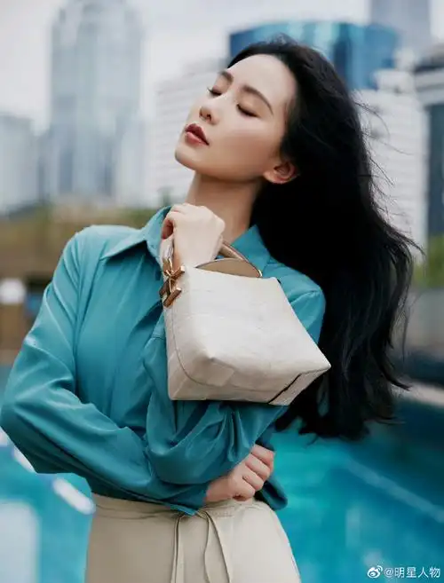 刘诗诗泳池随拍#刘诗诗泳池随拍照片好优雅时尚,洒脱随意之间又彩失