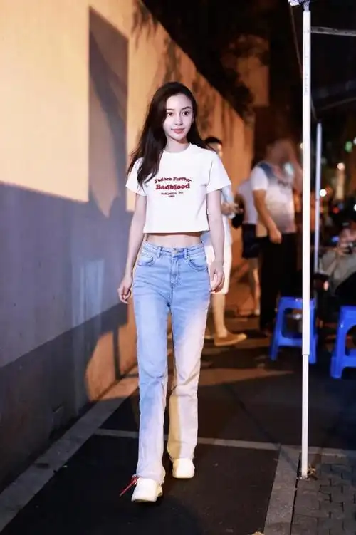 杨颖最新上班私服白色刺绣短t搭配牛仔裤完美展现腰线