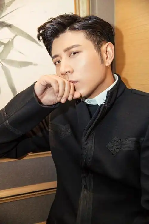 早年经历高晓攀写真照片毕业于中国戏曲学院相声大专班,自幼随相声