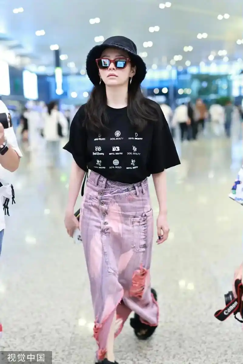 女明星机场私服#机场街拍 #张靓颖#谭维维 #孟佳 - 抖音