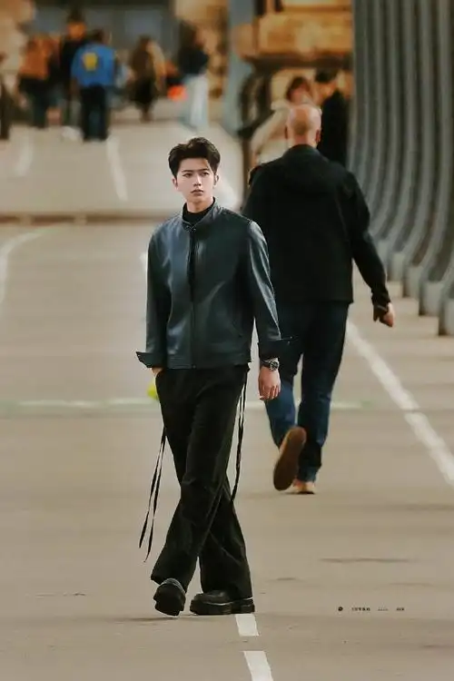 蔡徐坤ins#只有蔡徐坤粉丝知道自己吃92到底有多好大长腿!太绝了!