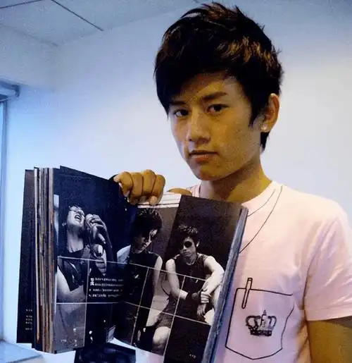 张杰罕晒与三个女儿合照,跳跳俏俏长高不少,小芽萌态十足_谢娜_音乐