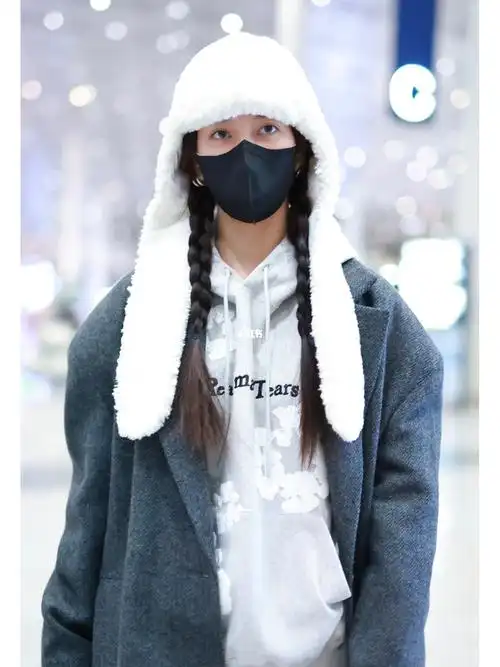 明星私服宋妍霏机场街拍