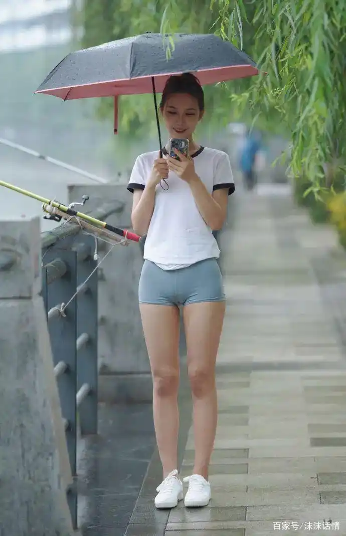 要想凸显好身材,紧身热裤不能少,小姐姐真是青春洋溢