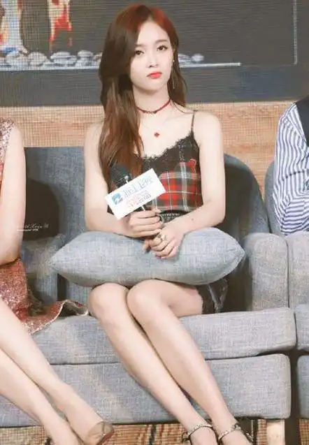 吴宣仪厉害了竟然两条裙子叠着穿网友为了凹造型也是拼了