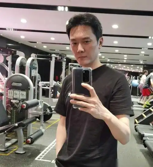 冯绍峰公开表白,亲密照片曝光引热议,网友:恭喜找到最值得爱的