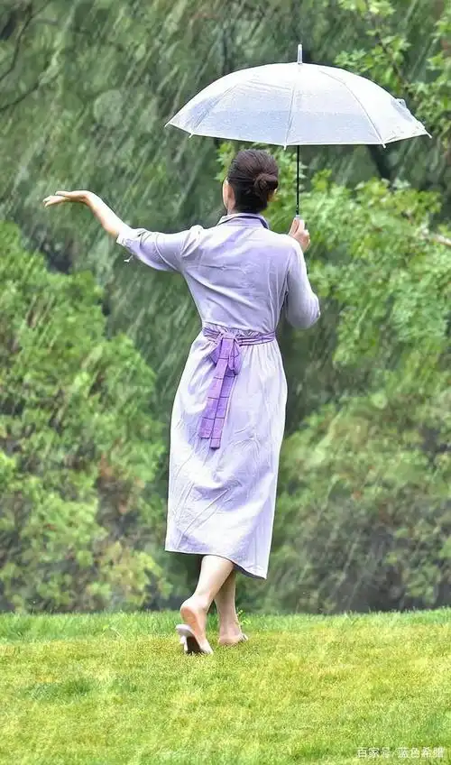 一张阳光下的模特优雅背影照片,后期添加雨丝,你认为合适吗?