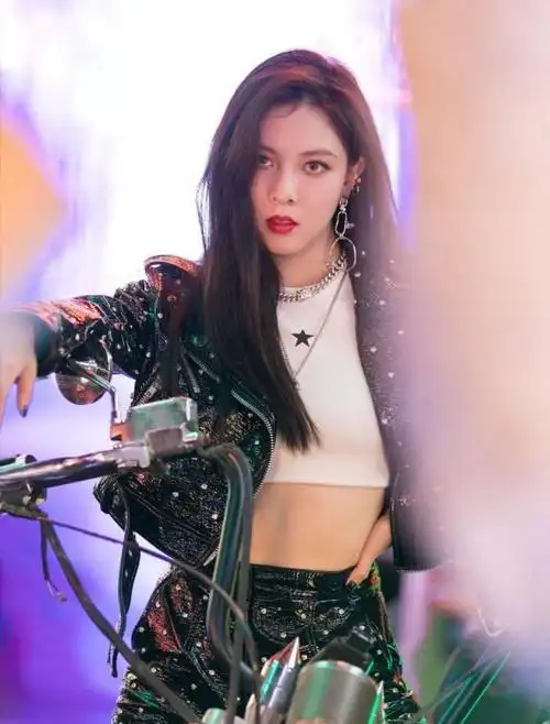 张一山的绯闻女友宋妍霏穿搭个性时髦可谓是90后穿衣典范