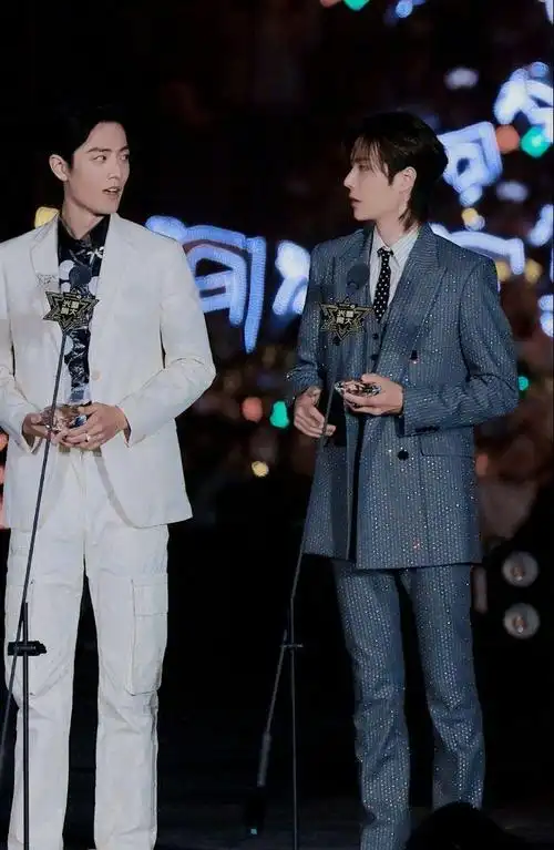 王一博肖战牵手,肖战王一博机场牵手-图片大观-奇异网