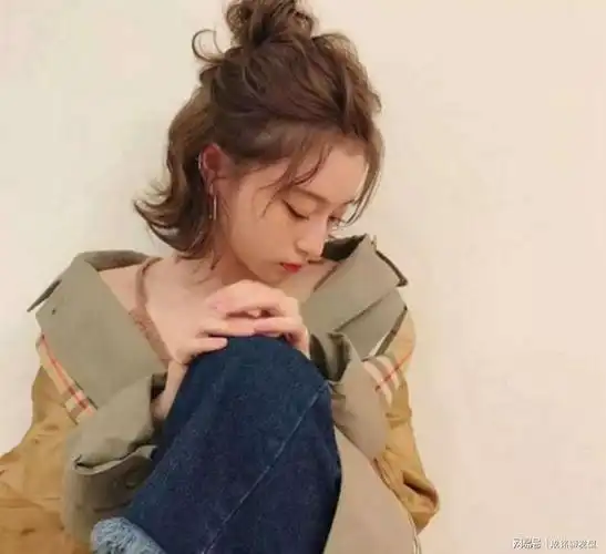 8款时尚又洋气的短发扎发,慵懒随意又凉爽,简单大气又显气质|丸子头