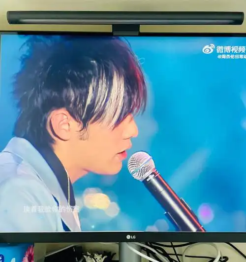 坐在白色钢琴前弹唱的白毛伦永远是我的初心01毫无保留的唱腔,清澈