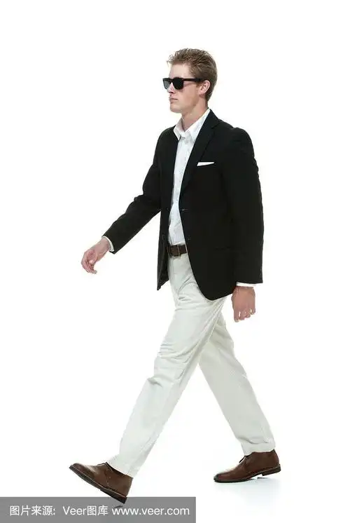 年轻人走路的侧视图