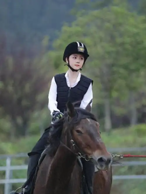 谭松韵新片演闫妮吴京女儿白上衣牛仔裤33岁年龄美得像是18岁