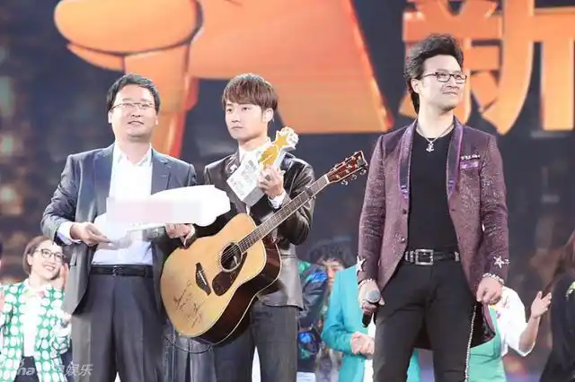 经过几轮鏖战,汪峰战队蒋敦豪拔得头筹,成为首届《中国新歌声》总冠军