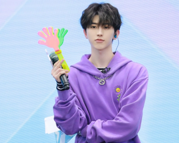 蔡徐坤穿紫色卫衣出场,镜头不经意抓拍,这生图确定是21岁?