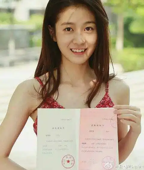 张雪迎晒录取通知书 以第一名成绩入中戏