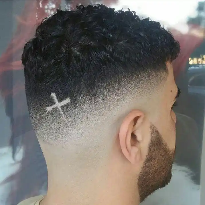 帅哥都喜欢在头发上剪几道疤的发型