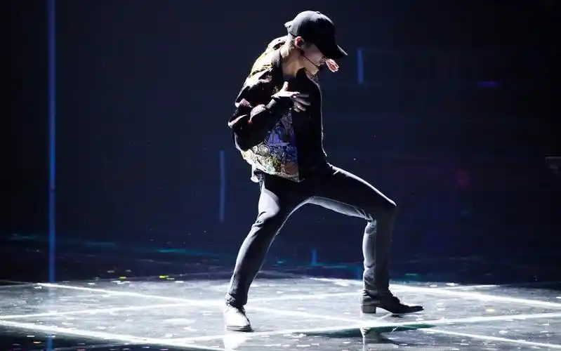 张艺兴教你撩妹正经舞台严肃脸imlaysolo打歌舞台舞蹈partcutting