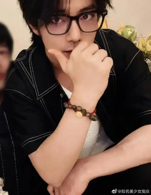 肖战的腹肌隔着衣服都能看到##肖战的八块腹肌