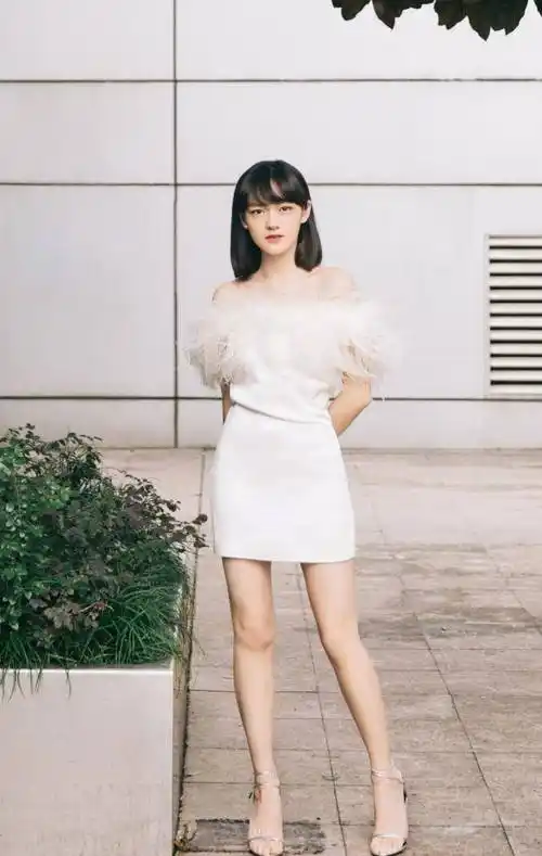 16岁文淇瘦出颜值巅峰穿白色羽毛一字肩礼服锁骨精致美呆了