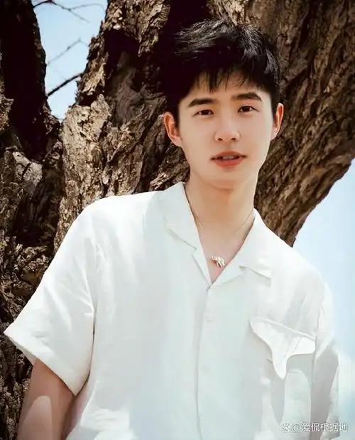 恋爱绯闻才不到一年,周冬雨变化不大,而刘昊然却像是换了一个人