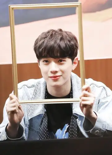 赖冠霖发超甜可爱自拍照引起网友关注的居然是自拍角度