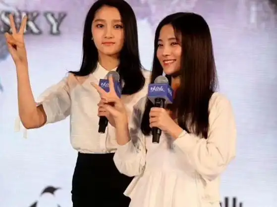 关晓彤和鞠婧祎早期合影