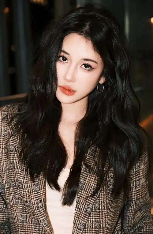 浪漫气息的卷发 氛围感满满||今天分享这款发型
卷度比较慵懒蓬松