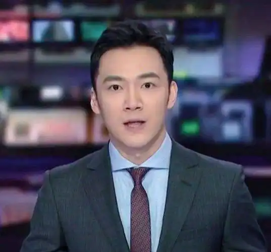 春晚新主持人张韬因长相帅气一夜走红他的人生背景不简单